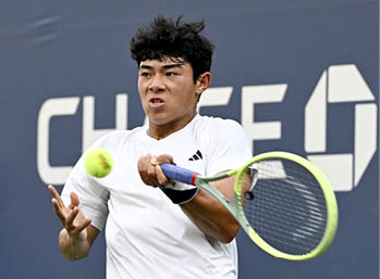 Gus Grumet in action during a junior boys' singles match at the 2024 US Open on Sunday, Sep. 1, 2024 in Flushing, NY. (Andrew Ong/USTA)