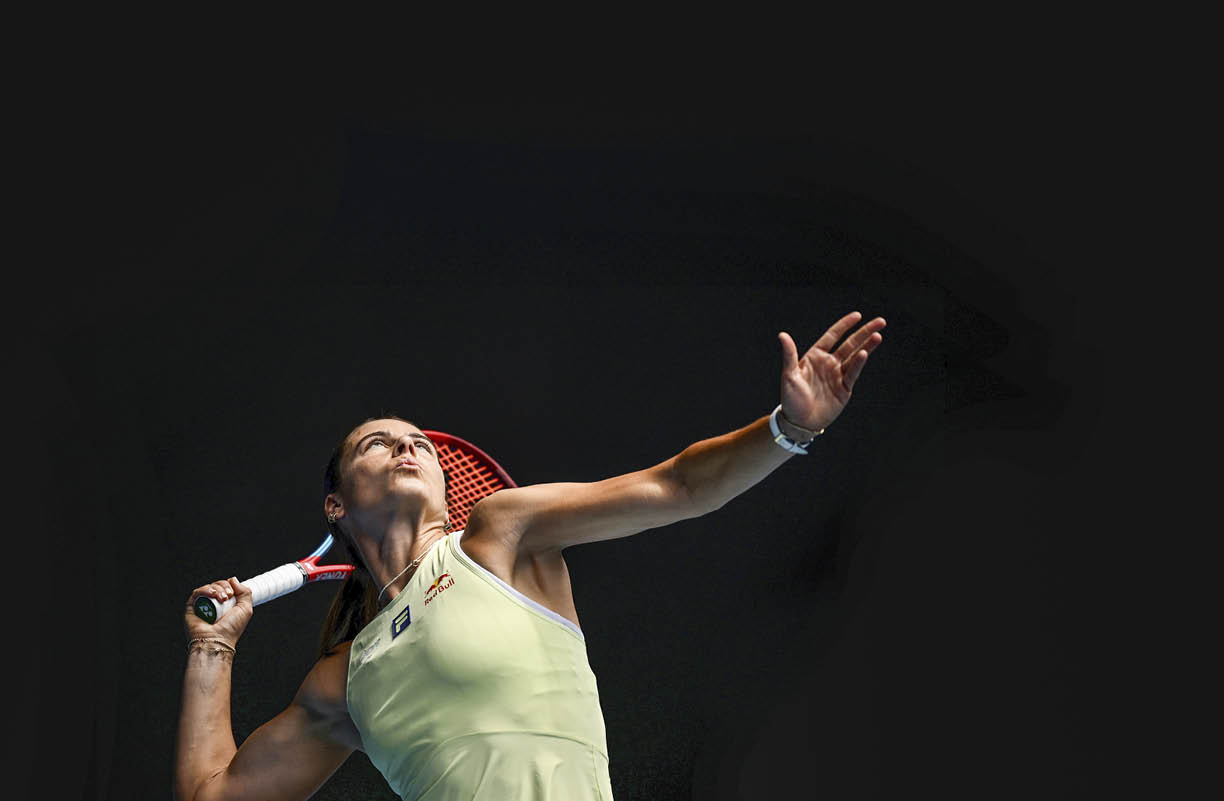 MELBOURNE, AUSTRALIA - JANUARY 22: Emma Navarro of the United States serves against Iga Swiatek of Poland in the Women's Singles Quarterfinal during day 11 of the 2025 Australian Open at Melbourne Park on January 22, 2025 in Melbourne, Australia. (Photo by Hannah Peters/Getty Images)