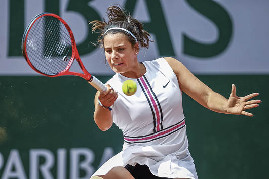 PARIS, FRANCE - JUNE 08: Emma Navarro of The United States plays a forehand during the girls juniors final against Leylah Annie Fernandez of Canada during Day fourteen of the 2019 French Open at Roland Garros on June 08, 2019 in Paris, France. (Photo by Julian Finney/Getty Images)
