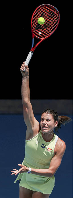 MELBOURNE, AUSTRALIA - JANUARY 22: Emma Navarro of the United States serves against Iga Swiatek of Poland in the Women's Singles Quarterfinal during day 11 of the 2025 Australian Open at Melbourne Park on January 22, 2025 in Melbourne, Australia. (Photo by Clive Brunskill/Getty Images)