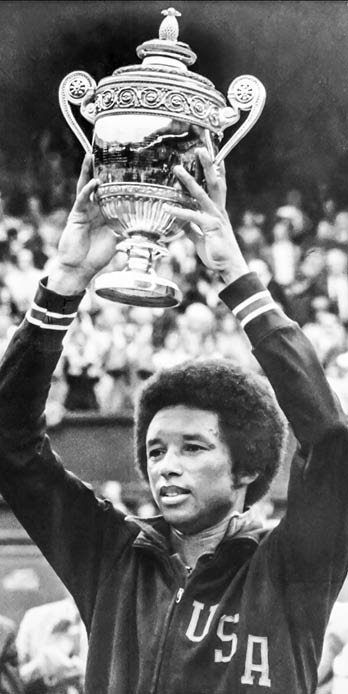 l'am ricain Arthur Ashe brandit triomphalement la coupe qu'il vient de remporter le 05 juillet 1975, face  son compatriote Jimmy Connors, lors de la finale simple-messieurs du tournoi de Wimbledon   Londres. Ashe l'emporte 6-1, 6-1, 5-7, 6-4. Arthur Ashe (1943-1993) a  galement remport  l'US Open en 1968, l'Open d'Australie en 1970, ainsi que 6 victoires en Coupe Davis. Arthur Ashe of the US triomphantly holds the men's singles trophy 05 July 1975 after the final he won against his fellow countryman Jimmy Connors at Wimbledon in London. Ashe won 6-1, 6-1, 5-7, 6-4. Arthur Ashe (1943-1993) also won the US Open in 1968, the Australian Open in 1970 and is six-time winner of the Davis Cup. (Photo by AFP) (Photo by -/AFP via Getty Images)