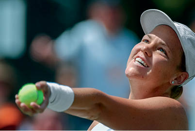 MANHATTAN BEACH, CA - AUGUST 11: Lindsay Davenport (USA) prepares to toss the ball for serve against Chanda Rubin (USA) during the final round of the JP Morgan Chase Open on August 11, 2002 at Manhattan Beach Country Club in Manhattan Beach, California.  Rubin won the tournament 5-7, 7-6 (5), 6-3.  (Photo By Harry How/Getty Images)