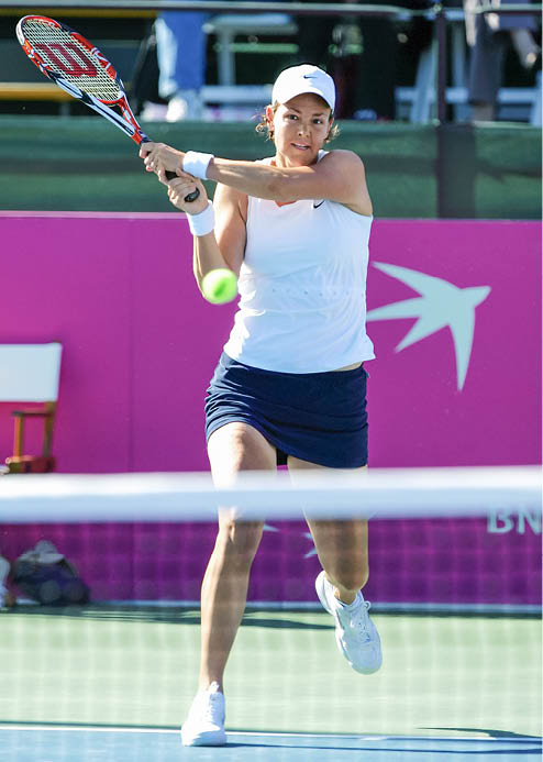 Lindsey Davenport of the US returns the ball to Germany's Julia Gorges during their Fed Cup World Group second round match on February 04, 2008 in La Jolla, California. Davenport won the match 6-1, 6-2 to give the US team a 2-1 lead.     AFP PHOTO/Kent HORNER (Photo credit should read Kent Horner/AFP via Getty Images)