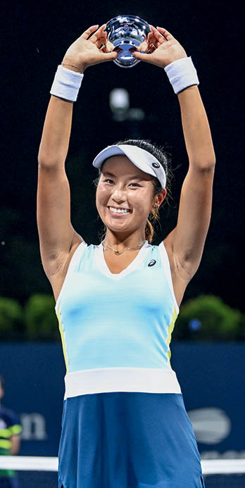 Katherine Hui holds the trophy after a junior girls' singles championship match at the 2023 US Open, Saturday, Sep. 9, 2023 in Flushing, NY. (Mike Lawrence/USTA)